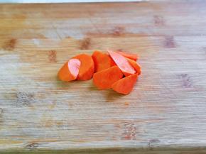 胡萝卜去皮，洗净，切菱形块。