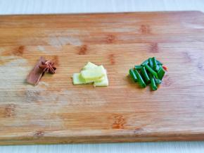 姜葱去皮切好，准备好八角与桂皮。