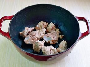 将汤骨放入砂锅中。