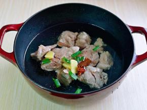 再加入纯净水，适当多一些，因为要熬的久一点。