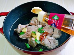 再加入料酒去腥。