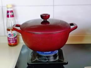 盖上盖子，上煤气大火烧开转小火慢熬40分钟左右。