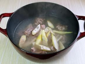 30分钟后汤骨熬的差不多啦！加入切好的竹笋，再炖20分钟。