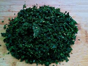 荠菜摘洗干净，入水焯烫后晾凉，切碎。