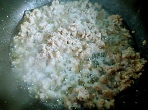 起锅热油，五成热时下入肉末煸炒。