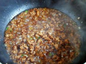 烹入一勺料酒去腥。调入甜面酱、黄豆酱、生抽、十三香、胡椒粉、蚝油等调味。