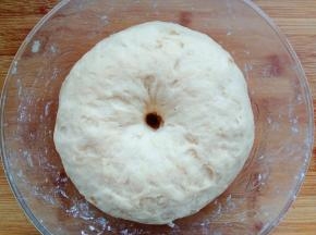 面团是吃完早饭把面粉放入碗中，加糖、酵母粉、温牛奶揉匀醒发好的。