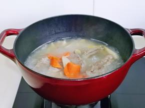 再加入胡萝卜炖5分钟。
