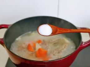 按个人口味加入盐，煮1分钟关火出锅。