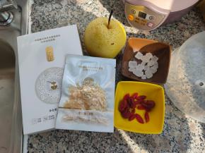 准备好食材，这次使用的金燕耳银耳无需提前浸泡清洗，雪梨好好清洗一下。