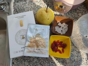 准备好食材，这次使用的金燕耳银耳无需提前浸泡清洗，雪梨好好清洗一下。