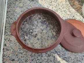 取出隔水炖的小砂锅，倒入600g纯净水，然后把金燕耳银耳直接倒入水中，隔水炖低火慢炖。
