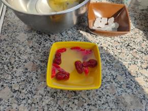 在炖煮银耳的时候，把大枣、枸杞、百合清洗浸泡备用，雪梨去皮去核切成小丁。