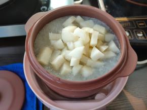 大约半小时左右，把雪梨丁放入砂锅内。