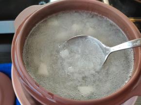 这个时候银耳就已经出现胶质了，把雪梨丁搅拌均匀，继续低火炖煮。