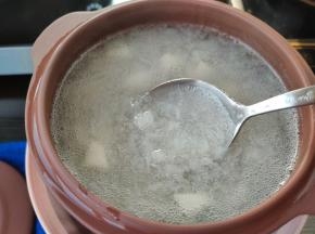 这个时候银耳就已经出现胶质了，把雪梨丁搅拌均匀，继续低火炖煮。