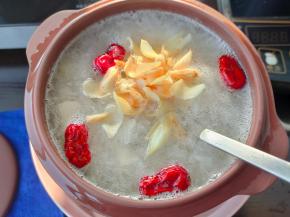 再过半小时，把百合、大枣、冰糖放入锅内。