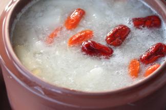 最后加入枸杞、蜂蜜，炖煮3-5分钟即可。