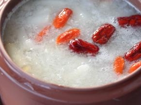 最后加入枸杞、蜂蜜，炖煮3-5分钟即可。