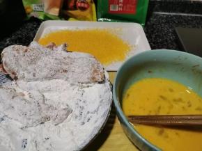 2 玉米淀粉、鸡蛋一个、面包糠适量 腌好的鸡肉先裹一层玉米淀粉