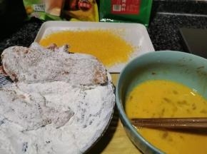 2 玉米淀粉、鸡蛋一个、面包糠适量 腌好的鸡肉先裹一层玉米淀粉