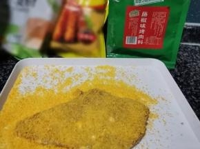 1 鸡脯肉洗干净，切片，用刀背敲一敲肉，然后加藤椒烤肉料腌制一晚。