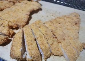 5 出炉切条再撒点藤椒烤肉料即可食用。    有香又酥的鸡排，小朋友最喜欢啦！