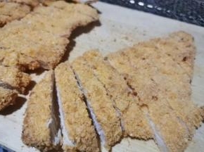 5 出炉切条再撒点藤椒烤肉料即可食用。    有香又酥的鸡排，小朋友最喜欢啦！