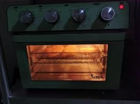 4 送入空炸烤箱上下火180度，空炸模式20分钟