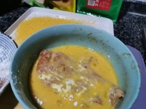 3 再放入打好蛋液中，裹一层蛋液 最后放在面包糠上，裹一层面包糠