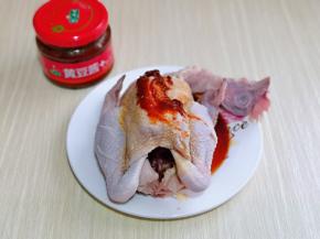 加入两勺黄豆辣酱。