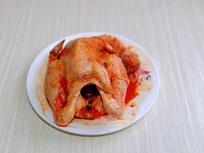 按个人口味加入盐，撒上十三香，戴上食品手套，按摩鸡身上，使每个部位都吸收到了调味料，包括肚子里，放入冰箱腌制8小时以上。(腌制的时间长一点味道会更好)