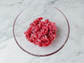 切牛肉的时候要斜着肉的纹路切成细丝。