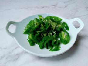 辣椒同样切细丝。