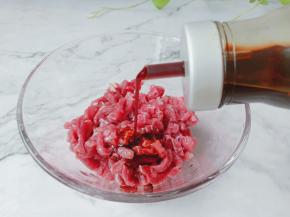 牛肉丝加生抽半勺。