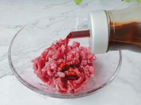 牛肉丝加生抽半勺。