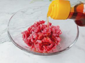 加芝麻油一勺拌加均匀。