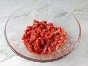 搅拌均匀腌制十分钟。