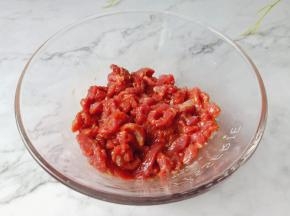 搅拌均匀腌制十分钟。