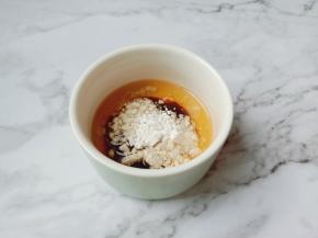 碗里做一个调料汁，加生抽，蚝油，料酒各半勺，淀粉一勺拌均匀备用。