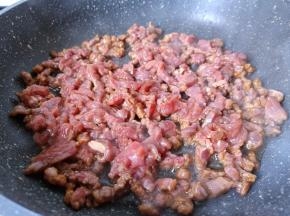 锅里多放一点油，将生姜蒜末炒香下牛肉丝大火变成。