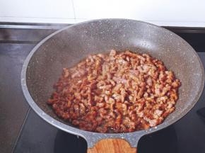 煸炒到牛肉丝变色。【牛肉丝一定要煸至水分收干，切不可水分太重，否则牛肉丝会软绵而不酥香】