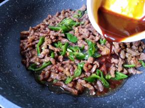 淋上调料汁，一边倒一边炒。