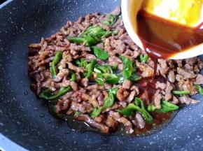 淋上调料汁，一边倒一边炒。