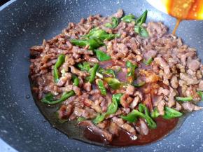 将料汁翻炒均匀。