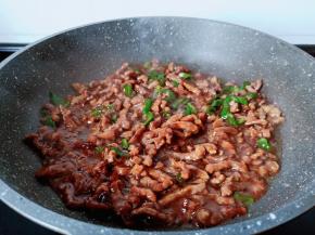 出锅前撒点鸡精即可出锅。