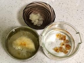 把桃胶、雪燕和皂角米清水浸泡8-12小时，糯耳清水浸泡2个小时左右。