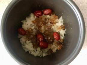 把糯耳切掉根部，撕成小片放入电饭煲，桃胶和红枣洗净一同放入。