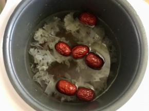 加入适量清水，没过食材。按下电饭煲的“煲汤”键，慢煲1小时。