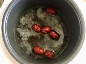 加入适量清水，没过食材。按下电饭煲的“煲汤”键，慢煲1小时。